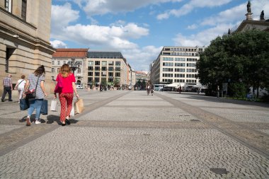 Berlin, Almanya - 26 Eylül 2017: Pembe yeraltı su boruları altında yürüyen insanlar