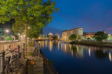 Berlin Almanya - 26 Ağustos 2017, Reichstag Binası 'nın kubbesine giden ışık ve yansımalarla nehir boyunca gece görüntüsü