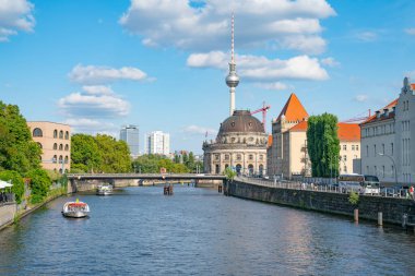 Berlin Almanya - 26 Ağustos 2017; Ebert Köprüsü 'nün River Spree' deki dekoratif korkuluklarından Alexander Kaiser, Bode Müzesi ve Berlin TV kulesinin turuncu çatılı ünlü binalarına bakın