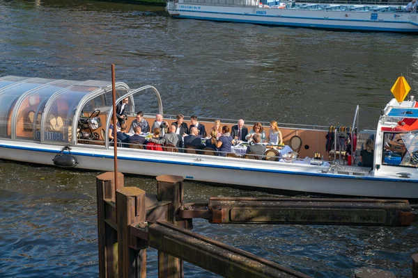 Berlin Almanya - 26 Ağustos 2017; River Spree 'deki nehirdeki insanlar akşam yemeğinin keyfini çıkarıyorlar