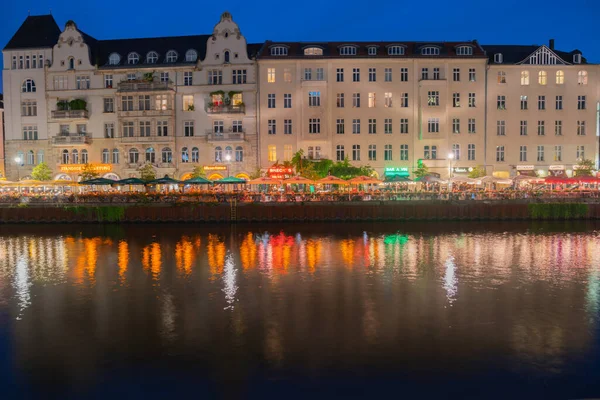 Berlin Niemcy Sierpnia 2017 Widok Rzekę Nocnych Świateł Restauracji Świeżym — Zdjęcie stockowe