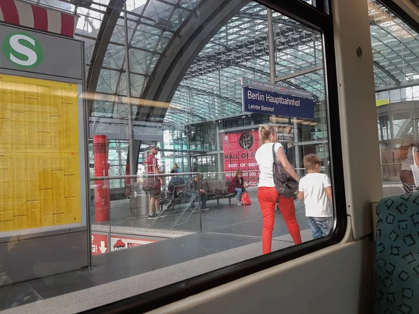 Berlin Germany August 2017 Mother Son Walking Away Platform Berlin — Stock Photo, Image