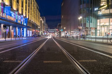 Berlin Almanya - 26 Ağustos 2017; Friedrichstrasse boyunca binalar arasında istasyon köprüsüne giden tren rayları