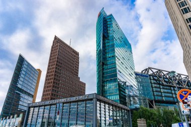 Berlin, Almanya - 25 Eylül 2017: Potsdamer Platz 'daki tren istasyonunun arkasında fütüristik yüksek binalar yükseliyor