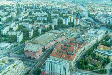 Berlin, Almanya - 28 Ağustos 2017; Şehrin, sokakların, binaların, tabelaların ve River Spree 'nin havadan manzarası