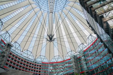 Berlin Almanya - 25 Ağustos 2017 Potsdamer Platz 'daki Sony Center' ın muhteşem merkez forumunun içinde gökyüzü gökyüzü yüksek cam çatılı tepede