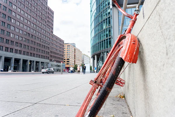 Old Orange Painted Bicycle Left Leaning Wall Out Focus Street — Stock Photo, Image