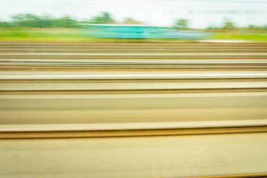Seyahat ve kırsal arka plan hareketleri Hollanda kırsal kesiminden geçen trenden kalma bulanık.