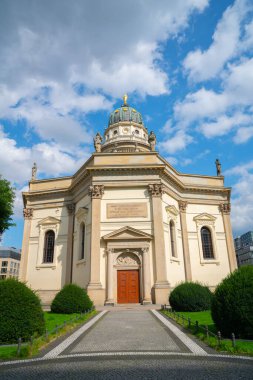 Berlin 'de pirinç kubbe ve altın heykel ile geleneksel tarz binasına giden yol.