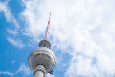 Berlin TV kulesi 368 metre yüksekliğindeki anıt kule, 1969 yılında açıldı. Şehir manzarası üzerinde dönen bir restoran, izleme platformu ve kuleler bulunuyor..
