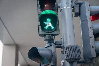 Yeşil adam şimdi yaya ışığında yürüyor..