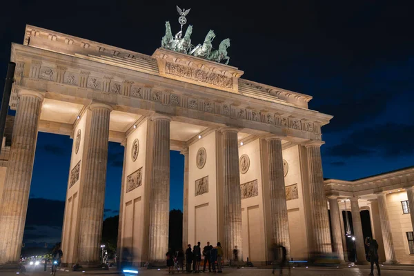 Brandenburger Tor Symbool Van Koude Oorlog Staat Sterk Verlicht Tegen — Stockfoto