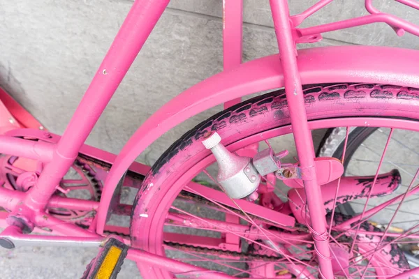 ピンクのスプレーを閉じて古い自転車のフレームとホイールを塗りました — ストック写真