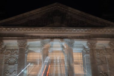 Berlin Almanya 'daki Reichstag binasının aydınlatılmış girişi.