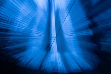 Mimari soyut mavi tonlarda harmanlanmış desenler ve yatay ve köşegen çizgiler.