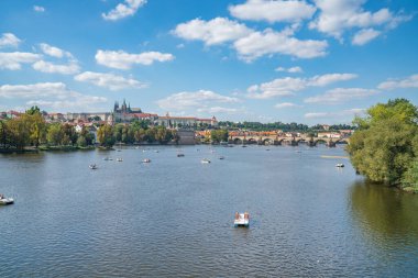 PRAG, CZECH REUBLIC - 29 Ağustos 2017; Vltava Nehri tarihi kentte turistlerin yaz gününün tadını çıkardıkları küçük kiralık su araçları.