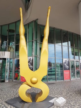 Prag Çek Cumhuriyeti - 31 Ağustos 2017; Sarı heykel kesme aracı ve kadın sapları baş aşağı duruyor