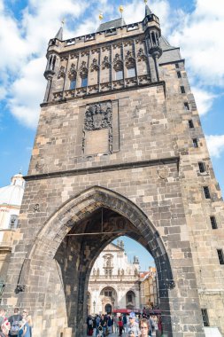 Prag Çek Cumhuriyeti - 29 Ağustos 2017; Düşük açılı ayrıntı tarihi Charles Köprüsü kulesi kapısı, Gotik mimari,.