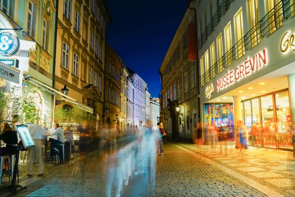 Prag August 2017 Kvällstid Urban Street Scen Belyst Skyltfönster Och — Stockfoto