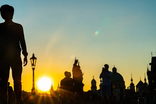 Prag Tjeckien Augusti 2017 Människor Historiska Statyer Och Karakteristiska Arkitektoniska — Stockfoto