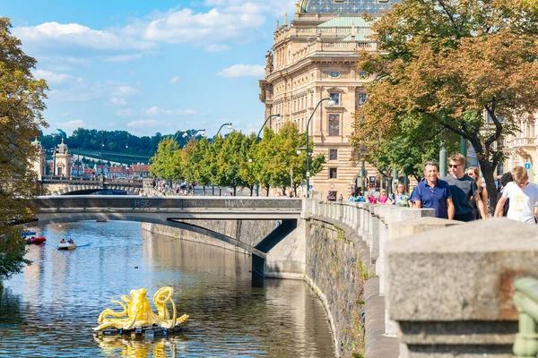 Prague République Tchèque Août 2017 Touristes Dans Rue Dessus Statue — Photo