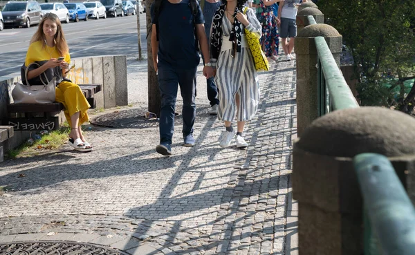 Praga República Checa Agosto 2017 Mulher Senta Banco Olhando Confuso — Fotografia de Stock