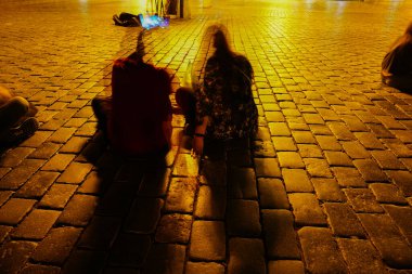 Siyah Gotik kilise kulesi, Prag 'da tramvay kabloları, Çek Cumhuriyeti