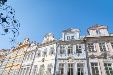 Siyah Gotik kilise kulesi, Prag 'da tramvay kabloları, Çek Cumhuriyeti