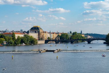 Siyah Gotik kilise kulesi, Prag 'da tramvay kabloları, Çek Cumhuriyeti