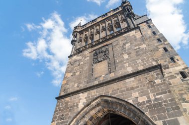 Siyah Gotik kilise kulesi, Prag 'da tramvay kabloları, Çek Cumhuriyeti
