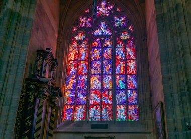 Siyah Gotik kilise kulesi, Prag 'da tramvay kabloları, Çek Cumhuriyeti