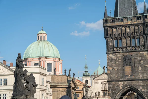 Siyah Gotik Kilise Kulesi Prag Tramvay Kabloları Çek Cumhuriyeti — Stok fotoğraf