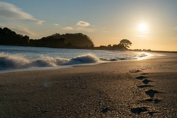 Золотой Восход Солнца Над Береговой Чертой Следам Песке Ведущим Приближающимся — стоковое фото