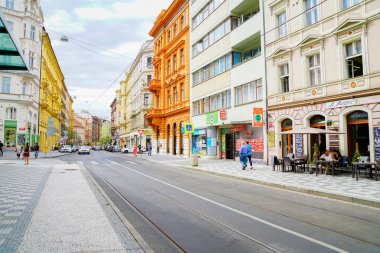 Prag Çek Cumhuriyeti - Eylül 12017; Tipik Avrupa sahnesinde insanların geçtiği ve kafeden keyif aldığı uzun cadde boyunca.
