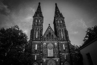 Aziz Peter ve Aziz Paul Bazilikası Vysehrad, Prag, Çek Cumhuriyeti 'nde karanlık gökyüzüne karşı alçak bir bakış açısından.