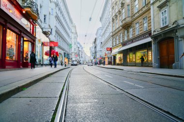 Viyana Avusturya - 5 Eylül 2017; Özel perakende mağazalarının kentsel ticaret caddesi boyunca görünüm.