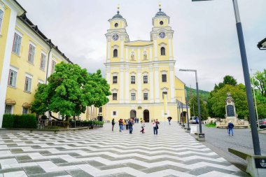 Mondsee Avusturya - 6 Eylül 2017; St Michael Bazilikası girişi üzerinde uzun kuleler ve parlak sarı cephe siyah ve beyaz ön-ön-ön-ön-ön-ön-ön -.