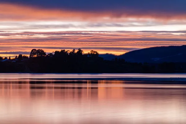 Abgelegenes Land Und Hügel Der Bucht Bei Sonnenaufgang Beleuchtet Mit — Stockfoto