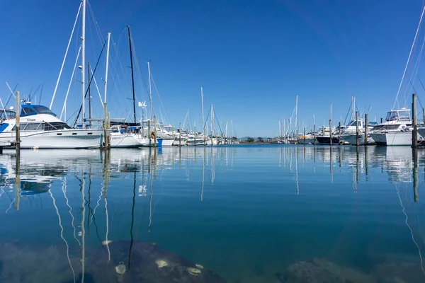 蓝白相间 豪华的小船和游艇停泊在多兰加码头美丽的蓝水和蓝天 — 图库照片