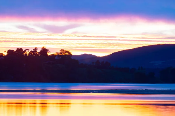 Land Und Hügel Der Silhouette Der Bucht Bei Sonnenaufgang Beleuchtet — Stockfoto