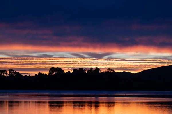 Küstenthema Sonnenaufgang Mit Langzeitbelichtung Für Intensiven Farbhintergrund Mit Orangefarbenem Farbton — Stockfoto