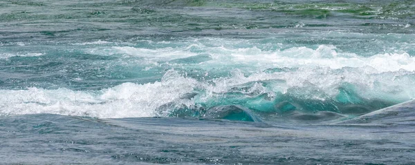 長時間の急流や旗の形の画像を急いで急増 — ストック写真