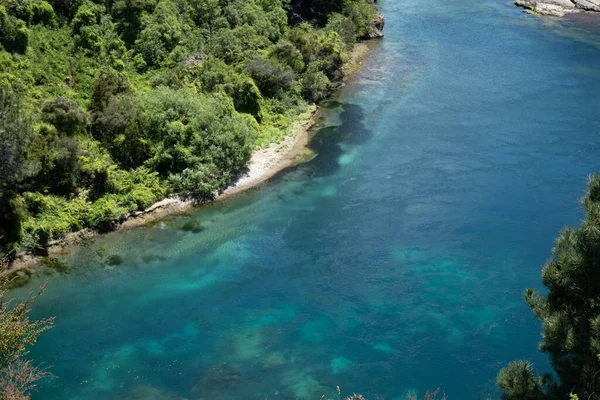 Waikato Řeka Pod Přírodní Krajině Taupo Jak Teče Mezi Keři — Stock fotografie