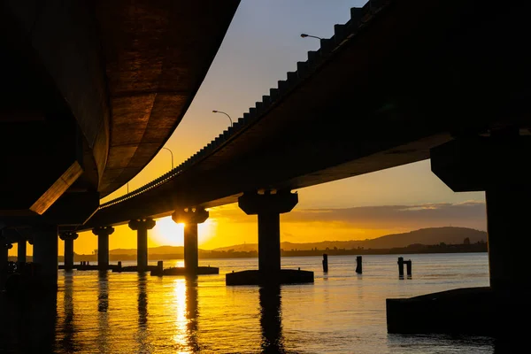 Vedoucí Čáry Pod Siluetou Dvojité Mostní Konstrukce Zakřivují Zlatou Září — Stock fotografie
