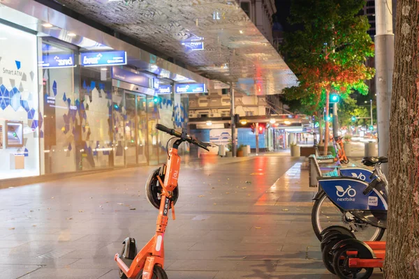 오클랜드 뉴질랜드 2021 도시의 스쿠터를 사업표지 조명을 자전거 — 스톡 사진