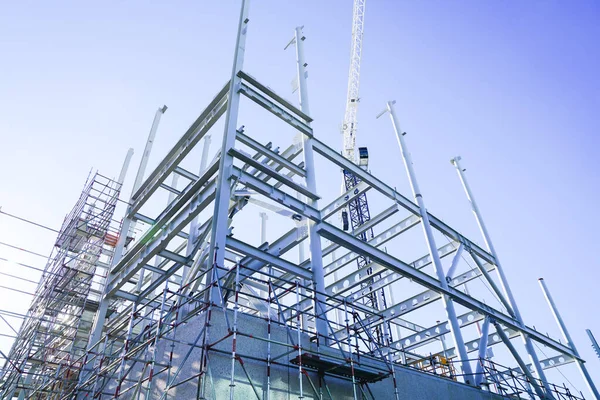 低い視点からの青い空に対する新しい建物のための鋼のフレーミングとビーム構造要素 — ストック写真
