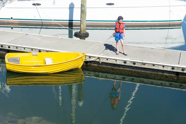Fiú Áll Mólón Halászat Körül Marina Hajók — Stock Fotó