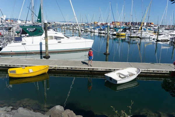 Niño Pie Pesca Del Muelle Rodeado Barcos Puerto Deportivo Puente — Foto de Stock