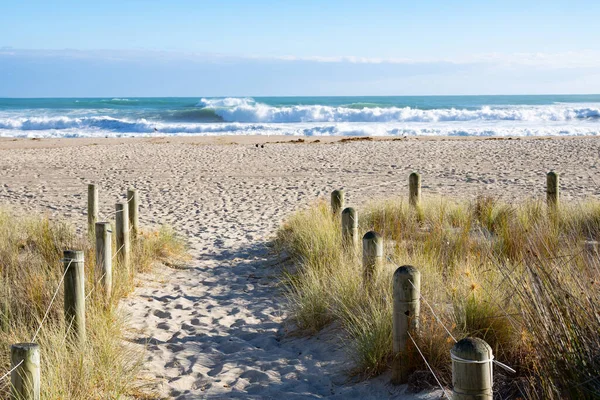 Μονοπάτι Μέσα Από Την Άμμο Μεταξύ Roped Bollards Και Παραλία — Φωτογραφία Αρχείου