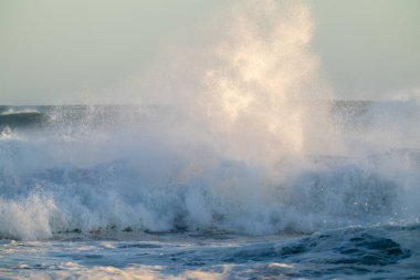 Kasırga Cody, Maunganui Dağı 'nda büyük dalgalar, kabarmalar ve püskürtüler yaratıyor.